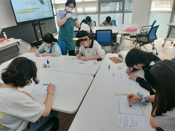 2025년 독서의 달 행사「레진아트 나만의 책갈피 만들기 」 사진